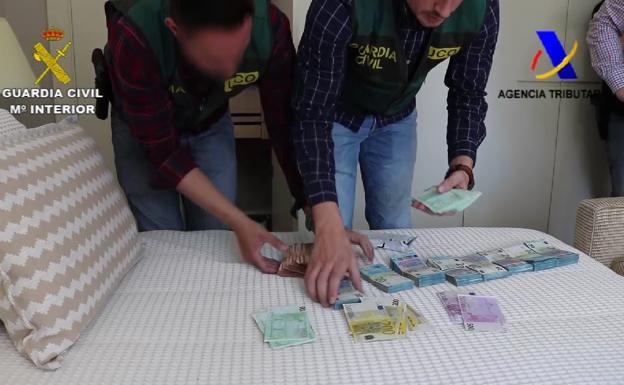 Agentes de la Guardia Civil durante la operación.