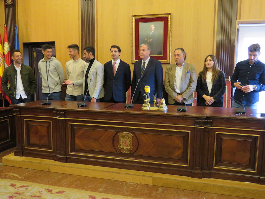 Fotos: Recepción de la plantilla de la Cultural en el Ayuntamiento