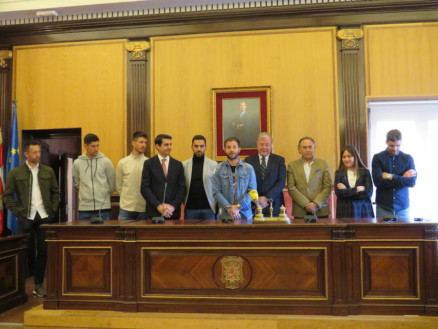 Fotos: Recepción de la plantilla de la Cultural en el Ayuntamiento