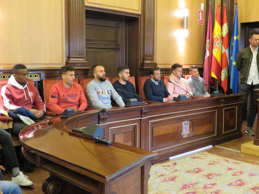 Fotos: Recepción de la plantilla de la Cultural en el Ayuntamiento