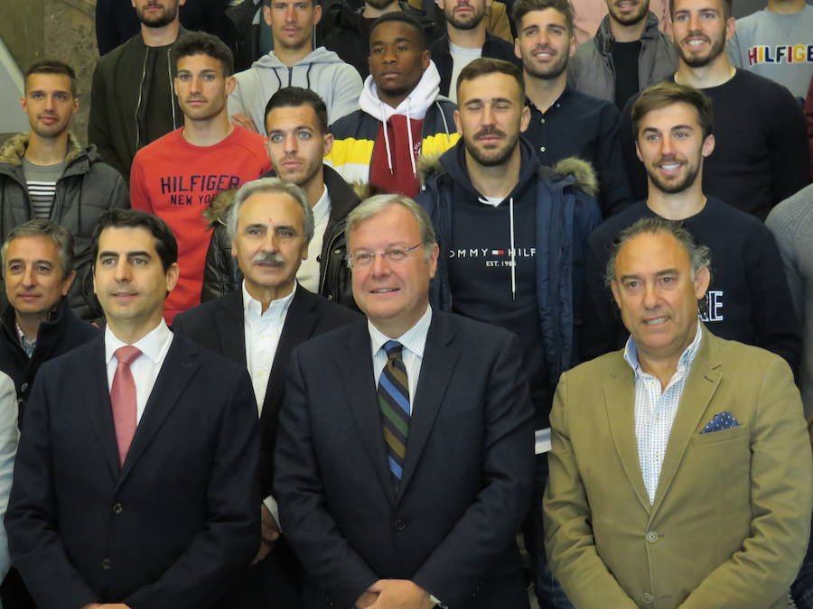 Fotos: Recepción de la plantilla de la Cultural en el Ayuntamiento