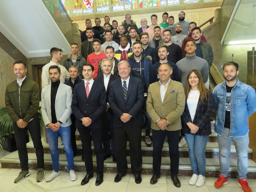 Fotos: Recepción de la plantilla de la Cultural en el Ayuntamiento