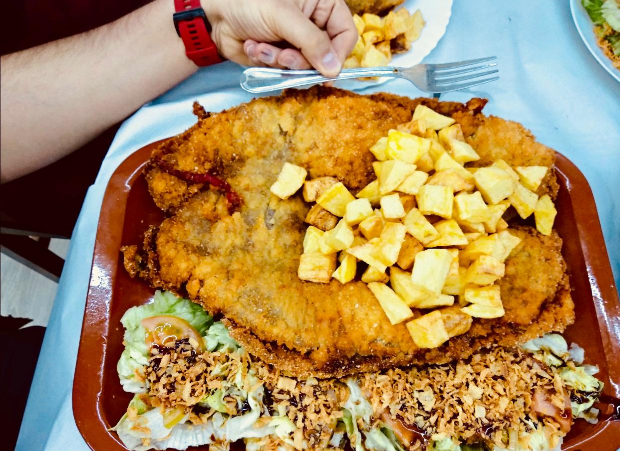 Este restaurante, dirigido por Cristina y Toño, ha sabido ganarse la confianza de sus comensales gracias a la elaboración de este plato, cuyo sabor, además de irresistible, lo hace único.