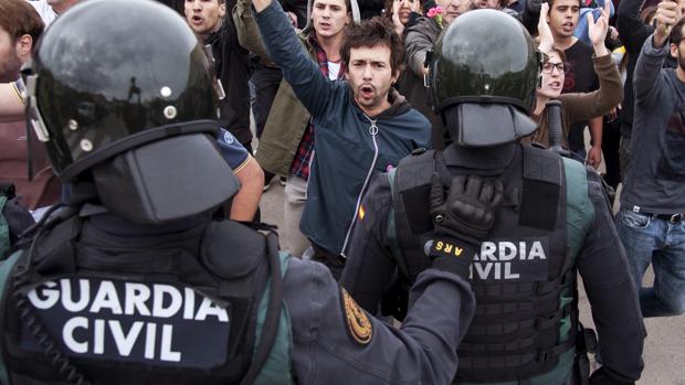 Agentes de la Guardia Civil durante el referéndum ilegal del 1-O, celebrado en Cataluña.