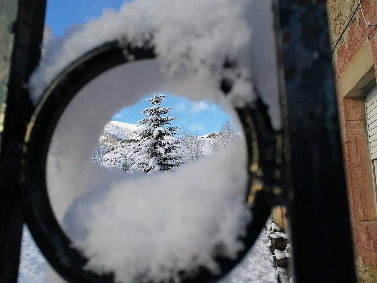 Las estampas invernales se han reproducido en las últimas horas en la provincia de León, en la que la nieve ha regresado a las zonas de montaña