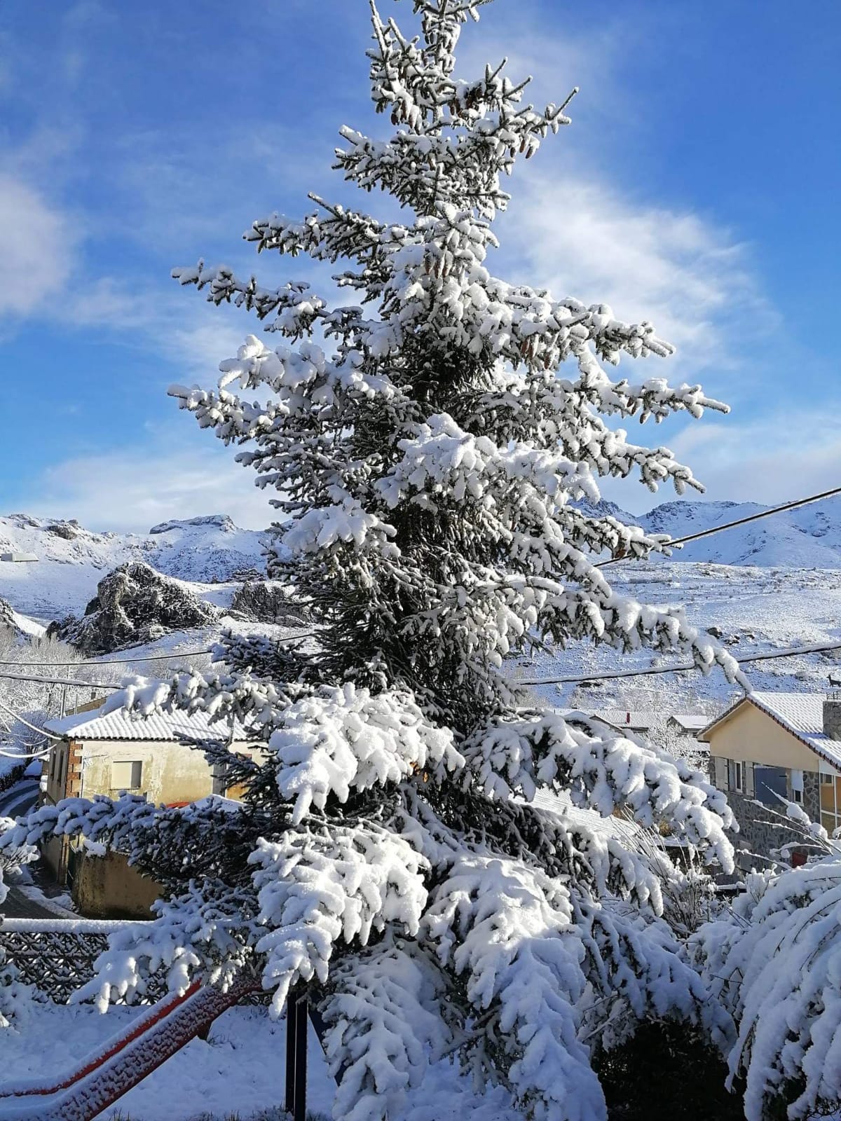 Las estampas invernales se han reproducido en las últimas horas en la provincia de León, en la que la nieve ha regresado a las zonas de montaña