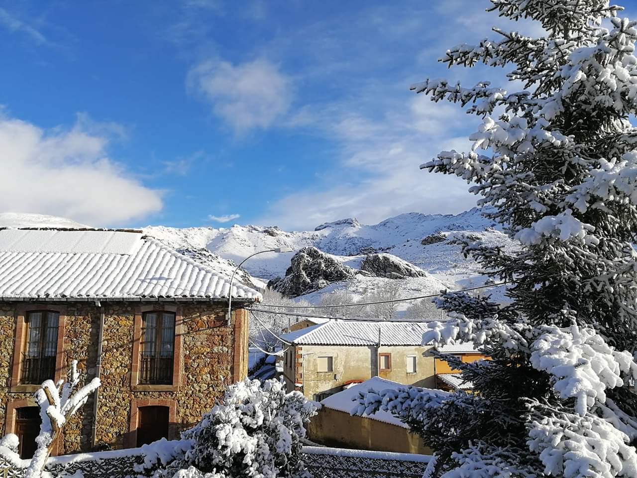 Las estampas invernales se han reproducido en las últimas horas en la provincia de León, en la que la nieve ha regresado a las zonas de montaña