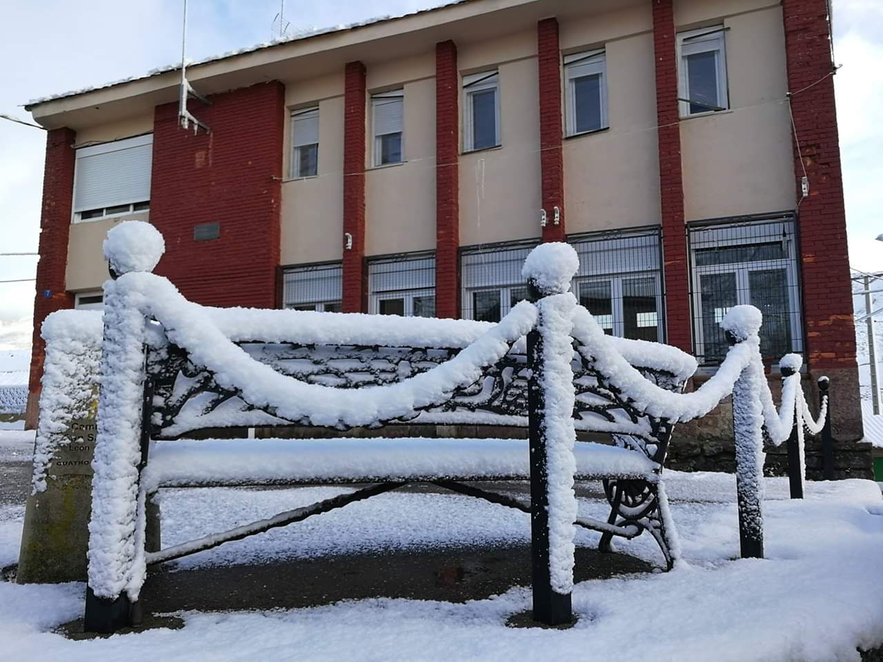 Las estampas invernales se han reproducido en las últimas horas en la provincia de León, en la que la nieve ha regresado a las zonas de montaña