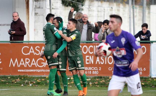 Los maragatos celebran un tanto en la primera vuelta.