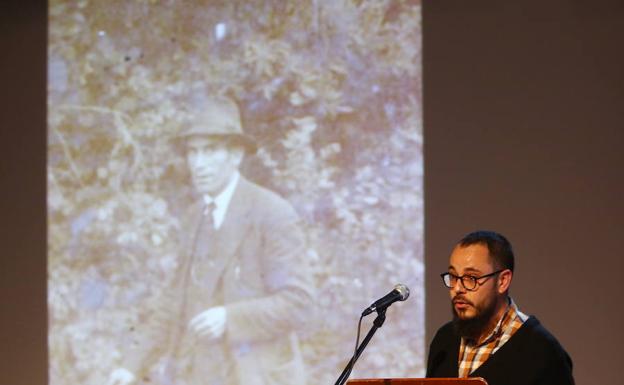 El historiador Alejandro Rodríguez, durante el homenaje a los ediles de la comarca del Bierzo represaliados durante y tras la Guerra Civil, con motivo del 80 aniversario del fin de la contienda.