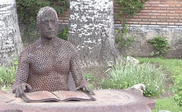 Imagen de la escultura que conmemora el 50 aniversario de la fundación del centro de FP de La Robla.