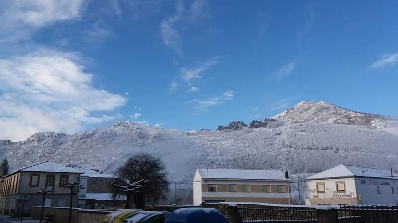 Las estampas invernales se han reproducido en las últimas horas en la provincia de León, en la que la nieve ha regresado a las zonas de montaña