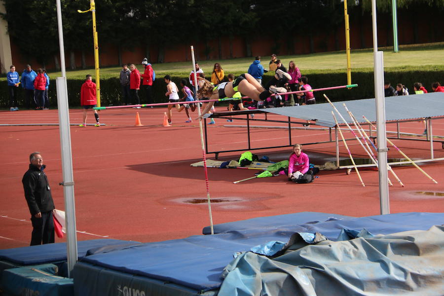 Fotos: El atletismo desafía el frío en León