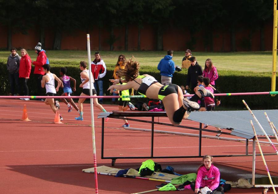 Fotos: El atletismo desafía el frío en León