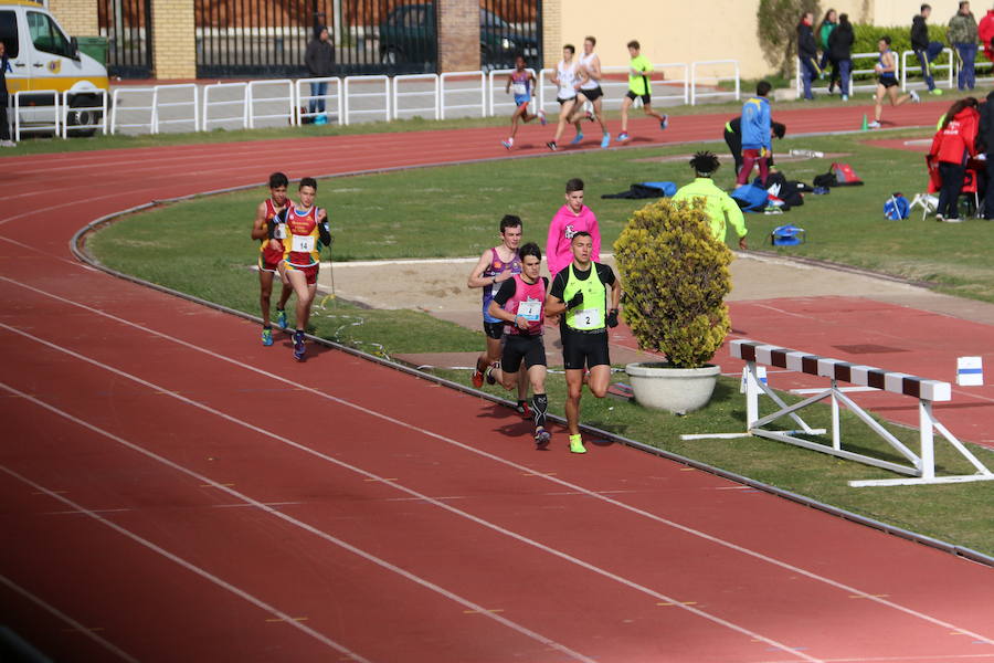 Fotos: El atletismo desafía el frío en León