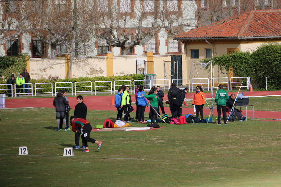 Fotos: El atletismo desafía el frío en León