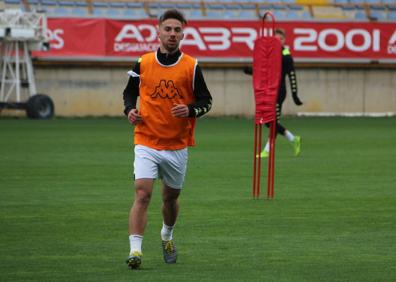 Imagen secundaria 1 - Los tres jugadores participan del entrenamiento.