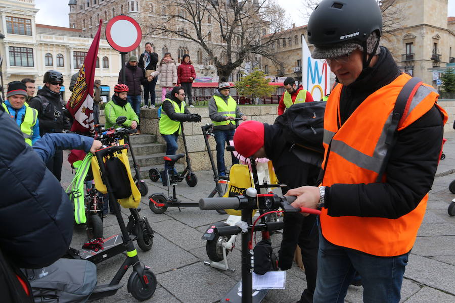 Fotos: Los patinetes eléctricos protestan en León