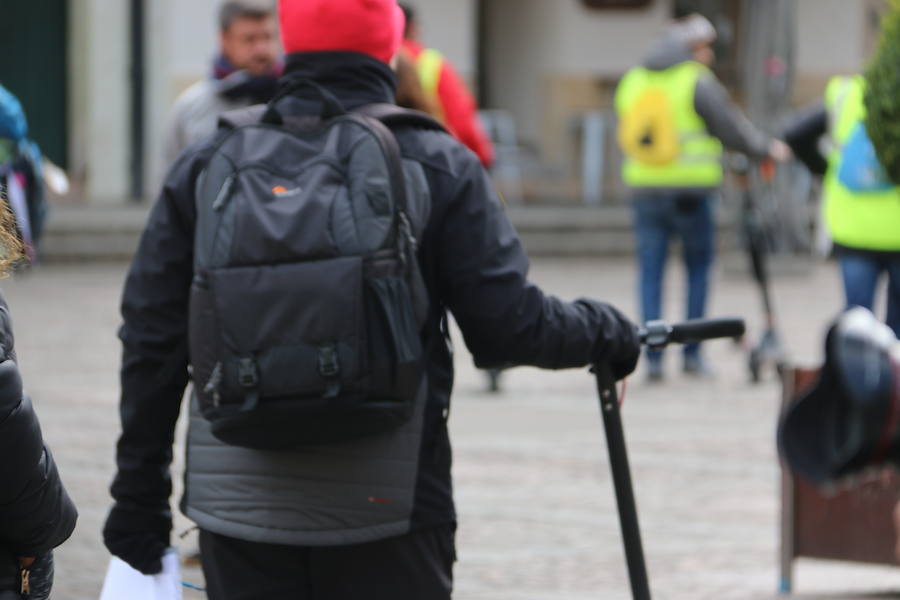 Fotos: Los patinetes eléctricos protestan en León