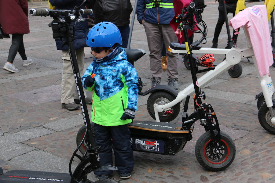Fotos: Los patinetes eléctricos protestan en León