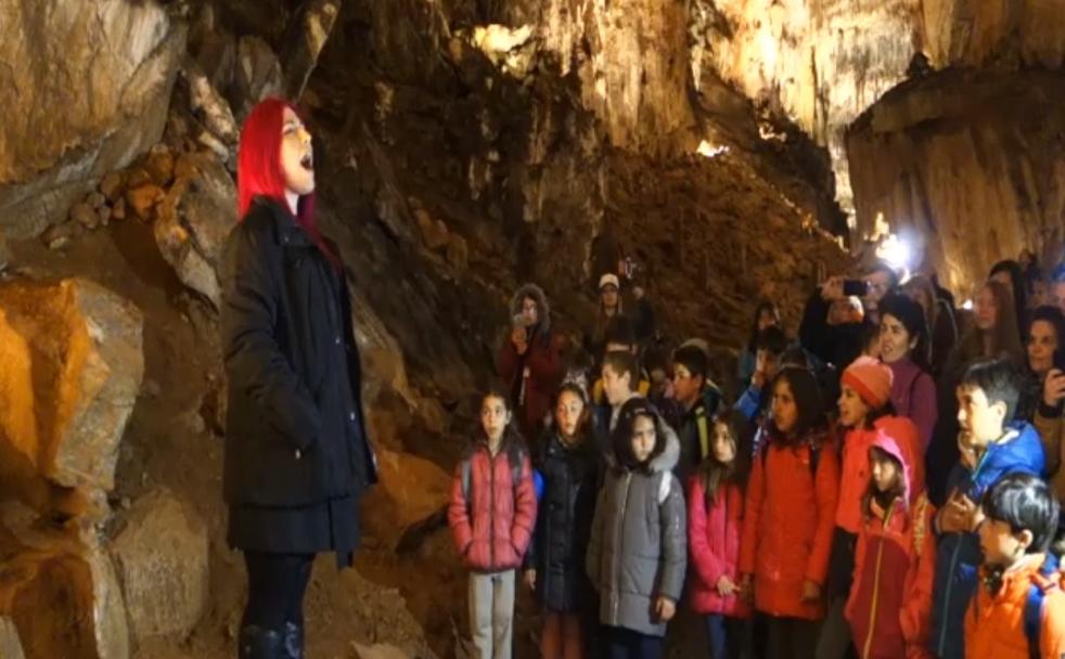 Beatriz Laróm cantando en la Cueva de Valporquero. 