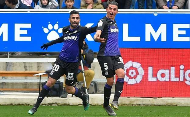 Jonathan Silva celebra su gol contra el Alavés.