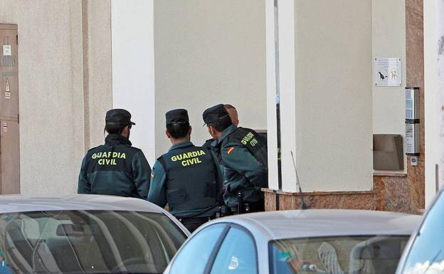 Agentes de la Guardia Civil a las puertas del edificio dónde se ha encontrado el cadáver.