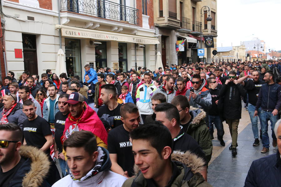 Fotos: La afición de la Cultural camina al Reino de León