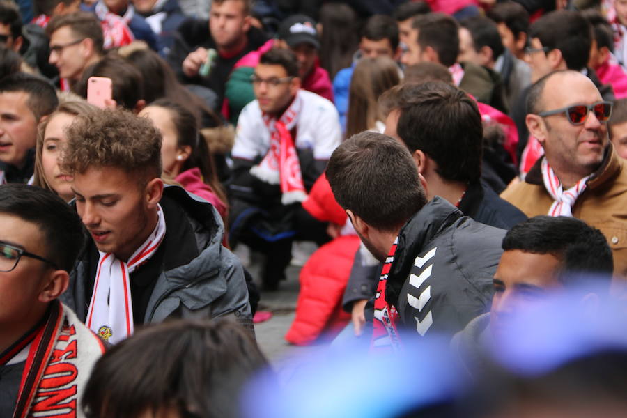 Fotos: La afición de la Cultural camina al Reino de León