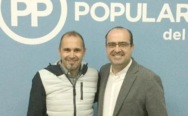 El exjugador de la Sociedad Deportiva Ponferradina Francisco Manuel Domínguez de los Ríos, junto al candidato a la Alcaldía de Ponferrada, Marco Morala.