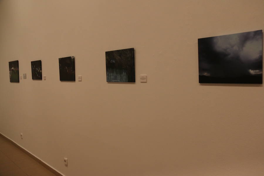 Inauguración de la exposición 'León Press Photo 2018'. En la imagen, intervención del comisario de la exposición, Saúl R. Arén