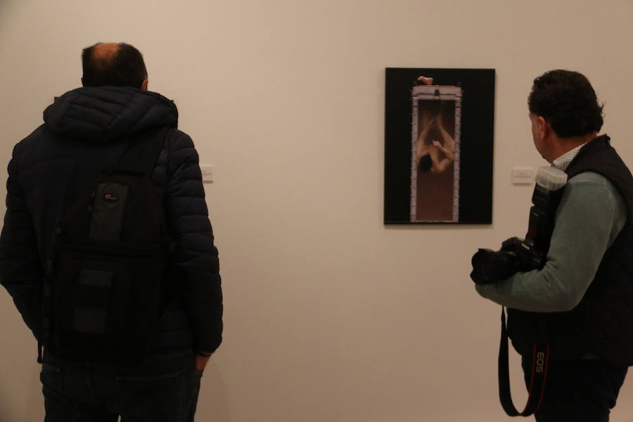 Inauguración de la exposición 'León Press Photo 2018'. En la imagen, intervención del comisario de la exposición, Saúl R. Arén