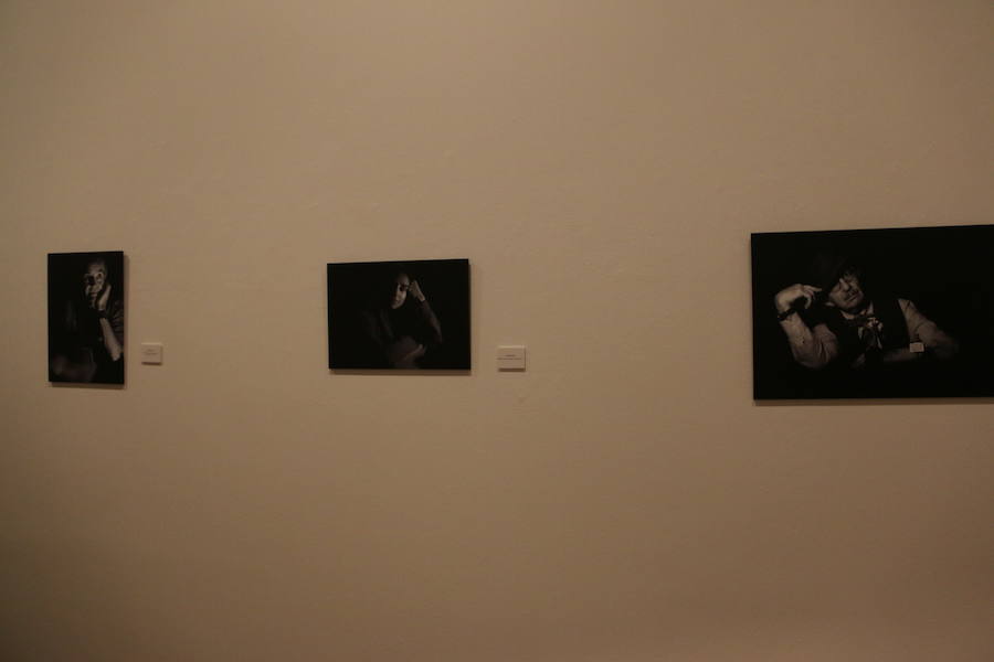 Inauguración de la exposición 'León Press Photo 2018'. En la imagen, intervención del comisario de la exposición, Saúl R. Arén