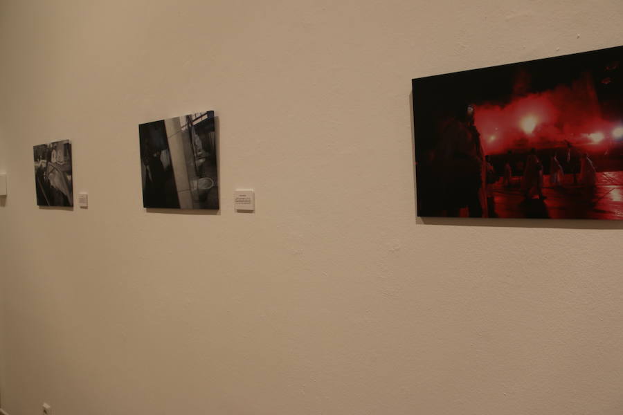 Inauguración de la exposición 'León Press Photo 2018'. En la imagen, intervención del comisario de la exposición, Saúl R. Arén