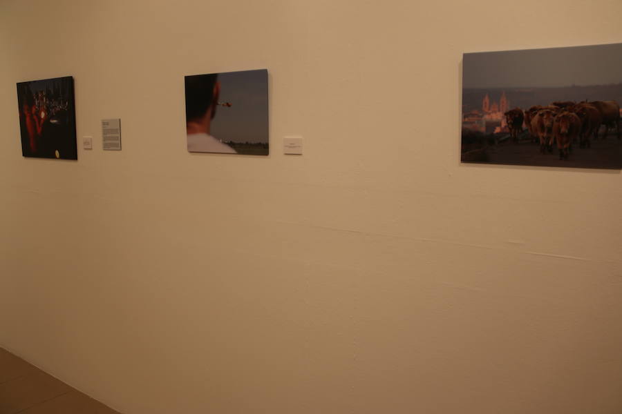 Inauguración de la exposición 'León Press Photo 2018'. En la imagen, intervención del comisario de la exposición, Saúl R. Arén