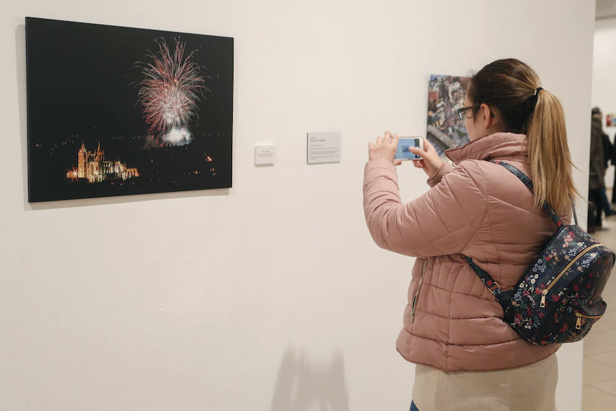 Inauguración de la exposición 'León Press Photo 2018'. En la imagen, intervención del comisario de la exposición, Saúl R. Arén