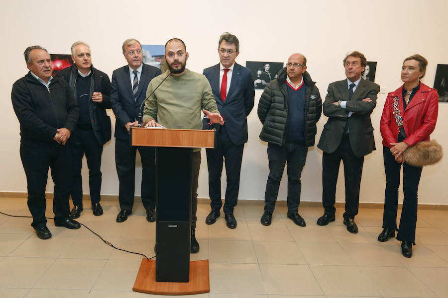 Inauguración de la exposición 'León Press Photo 2018'. En la imagen, intervención del comisario de la exposición, Saúl R. Arén