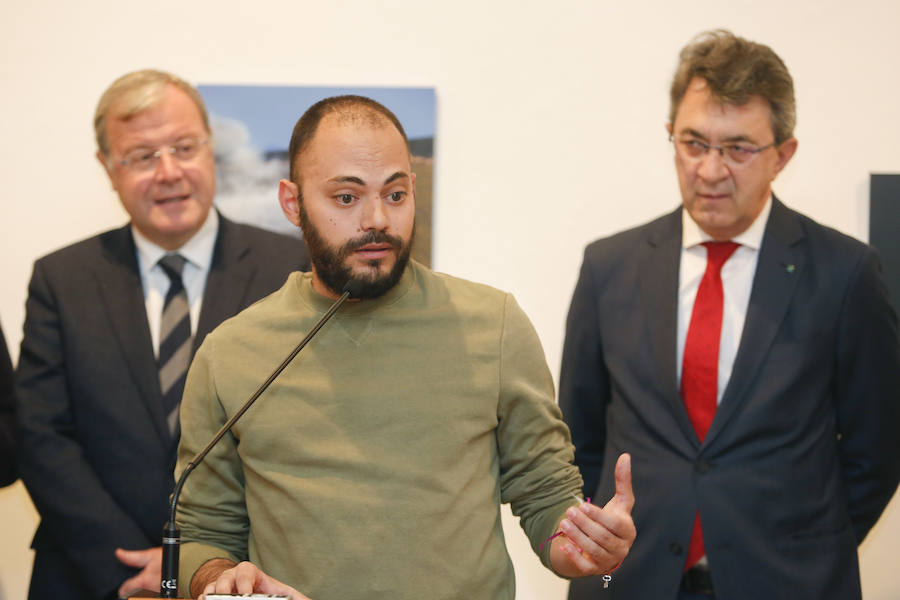 Inauguración de la exposición 'León Press Photo 2018'. En la imagen, intervención del comisario de la exposición, Saúl R. Arén