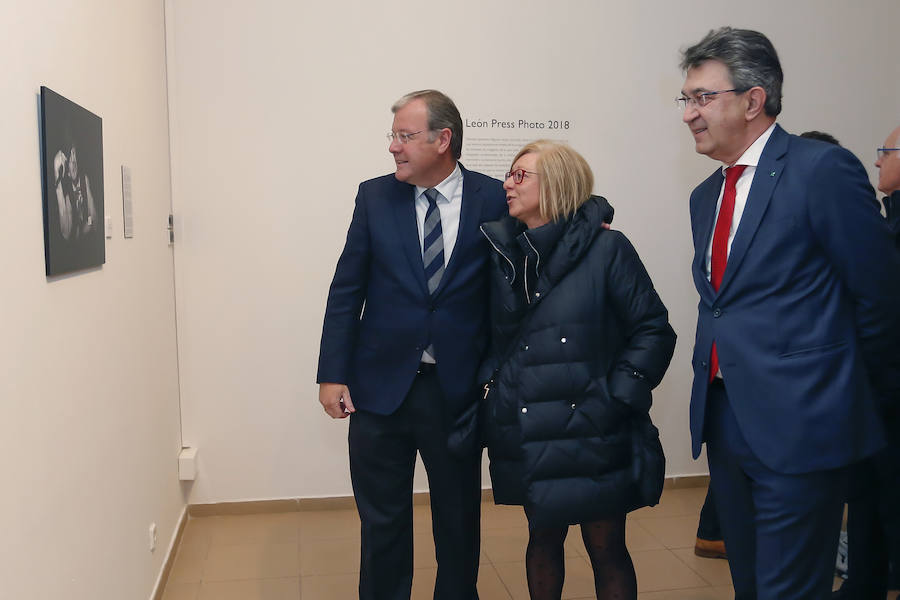Inauguración de la exposición 'León Press Photo 2018'. En la imagen, intervención del comisario de la exposición, Saúl R. Arén