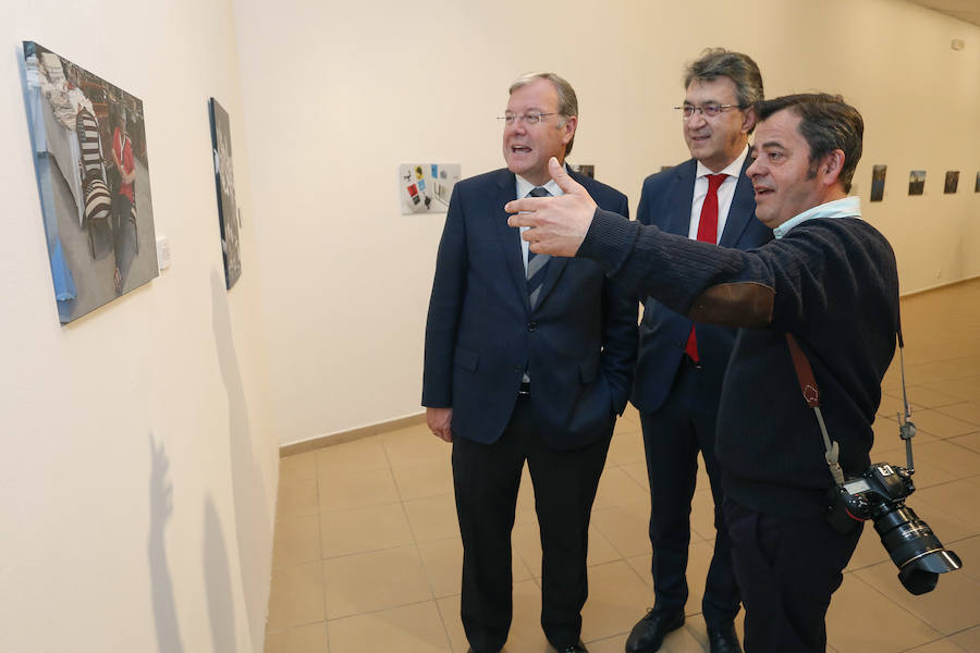 Inauguración de la exposición 'León Press Photo 2018'. En la imagen, intervención del comisario de la exposición, Saúl R. Arén
