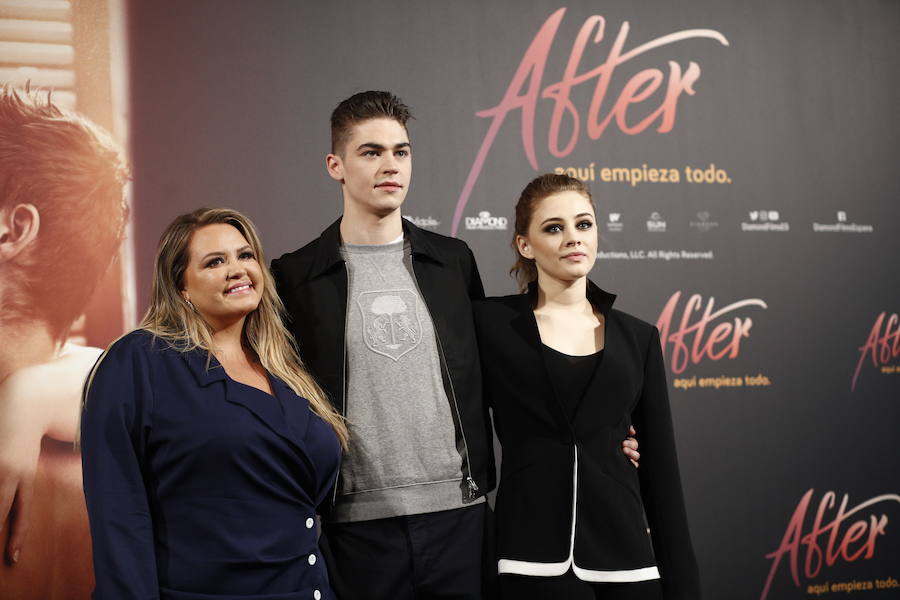 La escritora Anna Todd, junto a los actores Hero Fiennes-Tiffin y Josephine Langford.