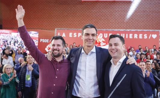 Pedro Sánchez en el centro entre Luis Tudanca y Javier Alfonso Cendón. 