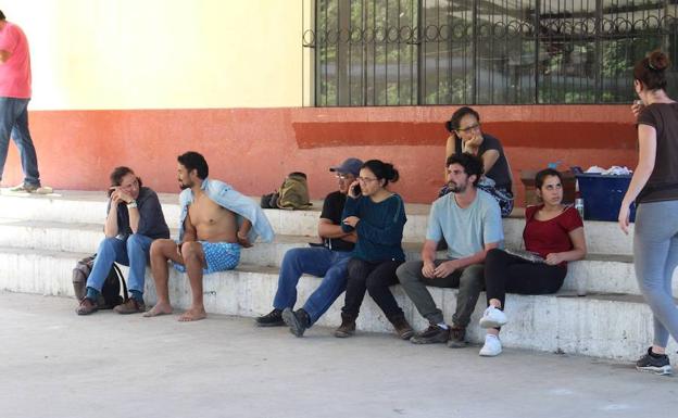 Amigos de Manuel Tundidor esperando la llegada del cuerpo del estudiante gaditano este martes, en Tena (Ecuador).