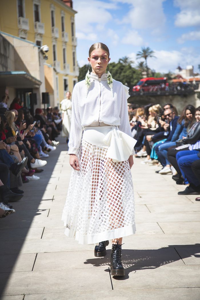 La moda sostenible protagonista en el desfile de la prestigiosa diseñadora leonesa María Lafuente en la terraza de Molinos del Río