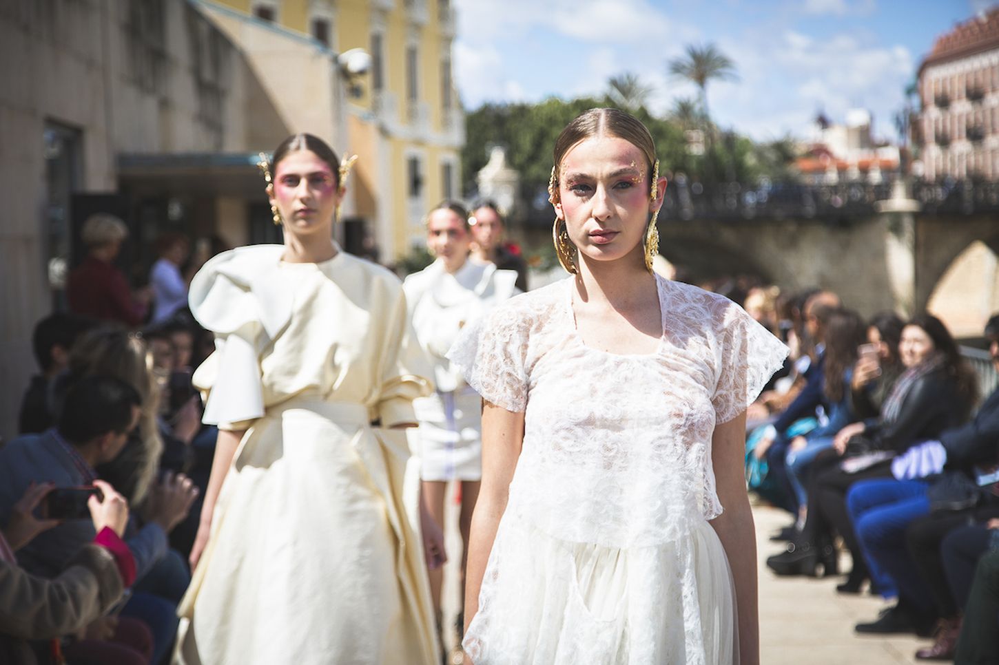 La moda sostenible protagonista en el desfile de la prestigiosa diseñadora leonesa María Lafuente en la terraza de Molinos del Río