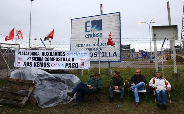 Campamento de las auxiliares de Endesa ante la central térmica de Compostilla III en Cubillos del Sil. 