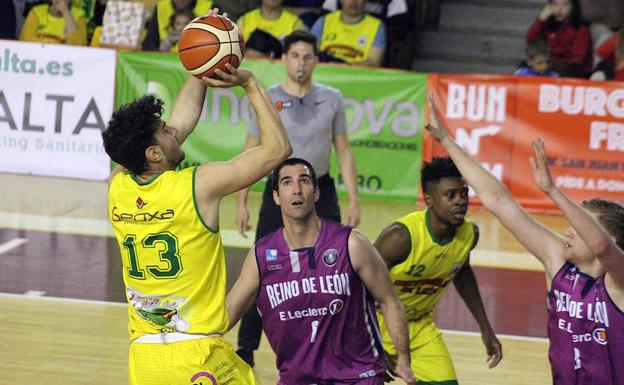 Lance de un derbi entre Reino de León y Basket León.