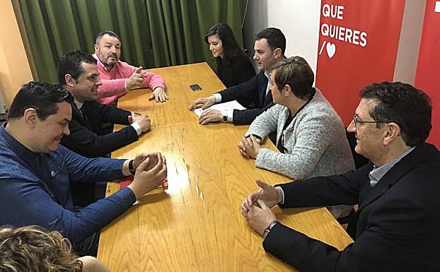 Reunión del cabeza de lista del PSOE de León al Congreso, Javier Alfonso Cendón, los candidatos socialistas al Congreso y al Senado -Andrea Fernández, Manuel Alfonso, Salvador Vida y Carmen Morán- y el alcalde de Camponaraya, Eduardo Morán, con los responsables de la Asociación Apícola Leonesa.