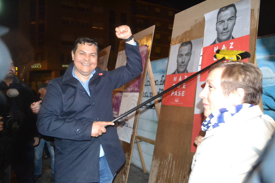 Fotos: Pegada de carteles en Ponferrada