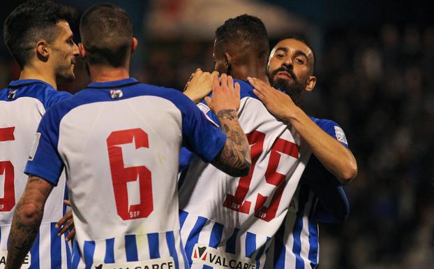 Los jugadores de la Ponferradina celebran un gol.